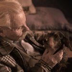 Existen muchos beneficios para las personas mayores adoptar mascotas