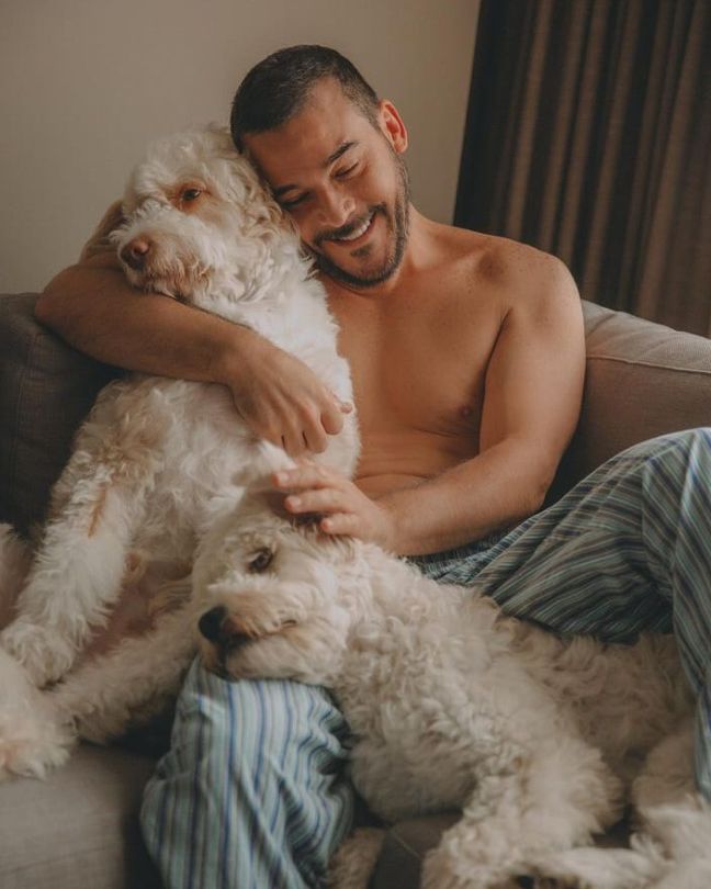 Otro famoso peruano con sus mascotas Nitro y Oso, dos labradoodles