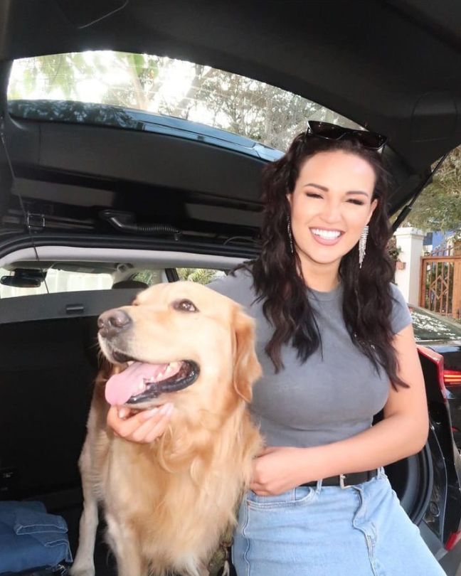 Thor es un golden retriever de la conductora Angie Arizaga