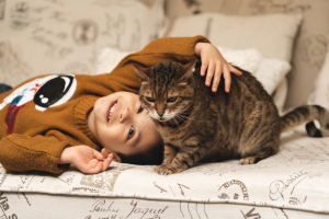 Los niños con autismo se benefician mucho de la compañía de los gatos