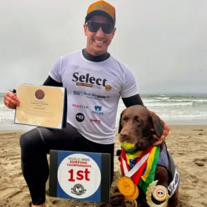 Kakau ganadora del campeonato de perros surfeando