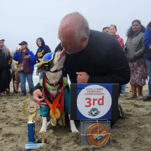 Fatih completó el cuadro de honor de perritos surfistas